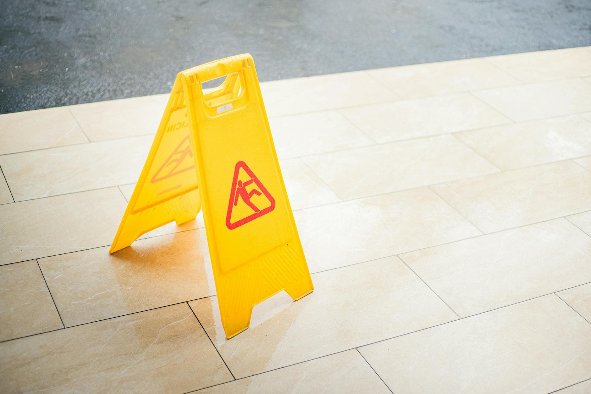 Chutes de plain-pied au travail : identifier les risques et prévenir les accidents
