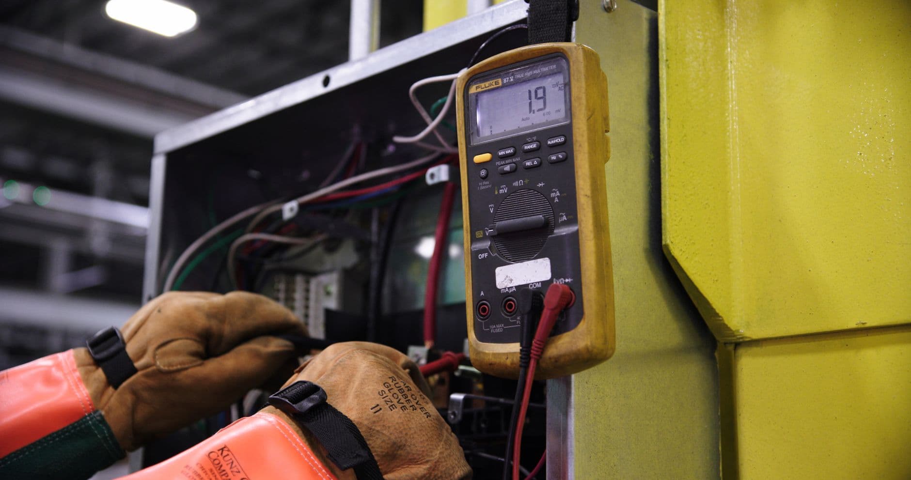 Électrisation et électrocution au travail : signes et conduite à tenir pour le SST