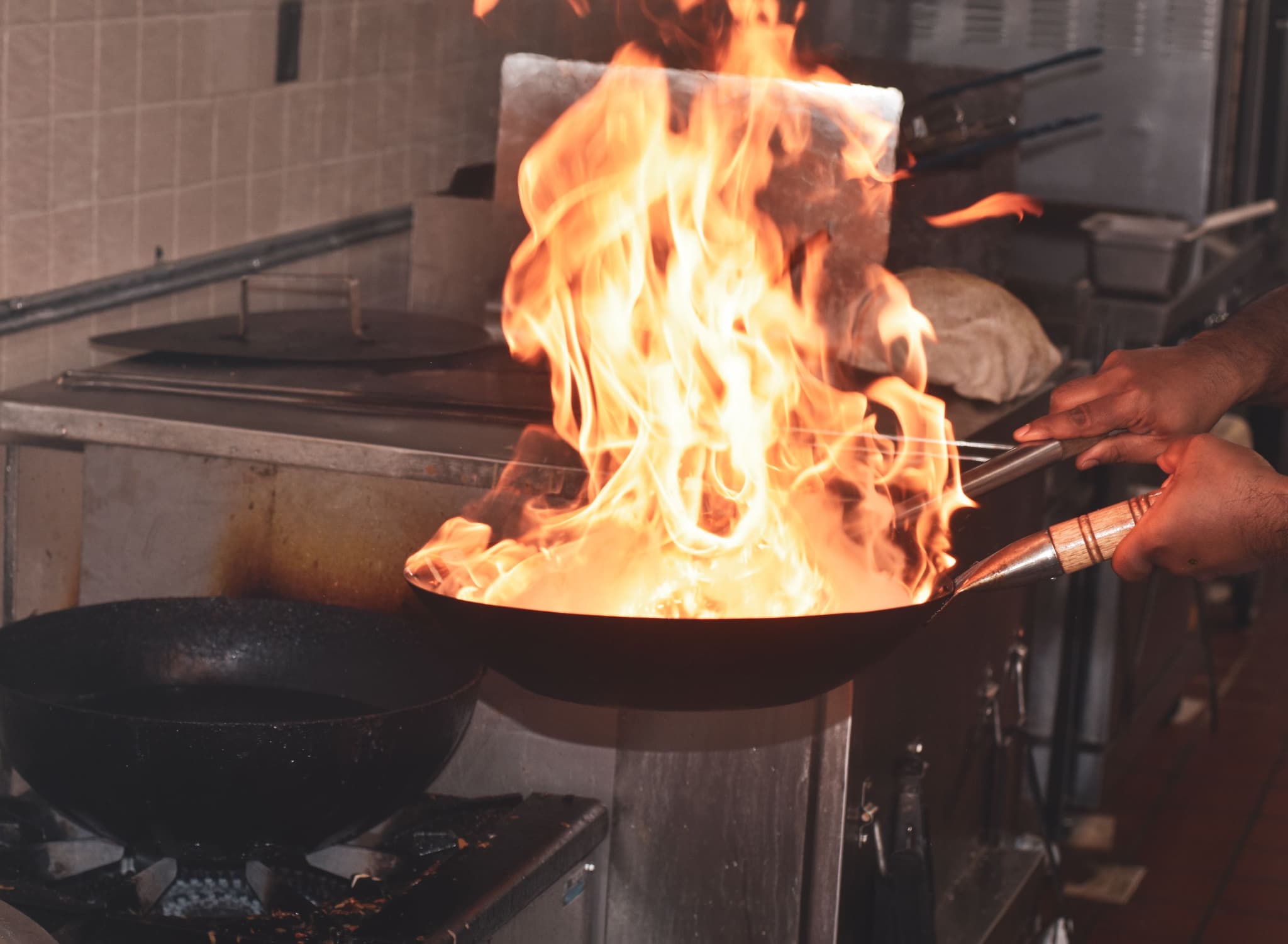 Feu d'huile en cuisine professionnelle : les bons réflexes et l'extincteur adapté