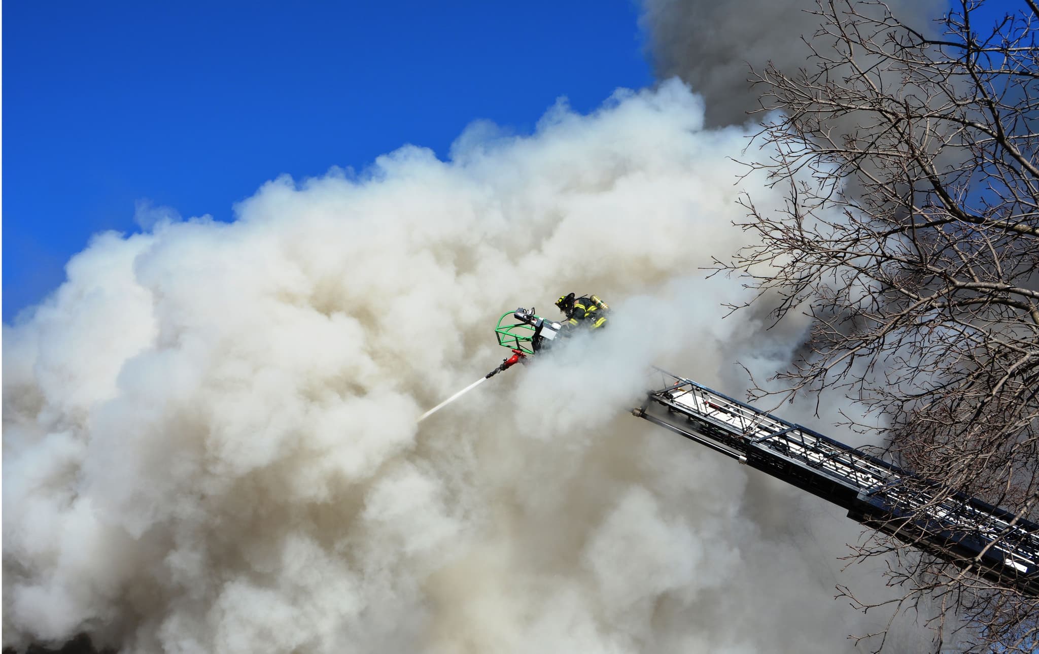 Inhalation de fumées d'incendie au travail : signes et conduite à tenir pour le SST