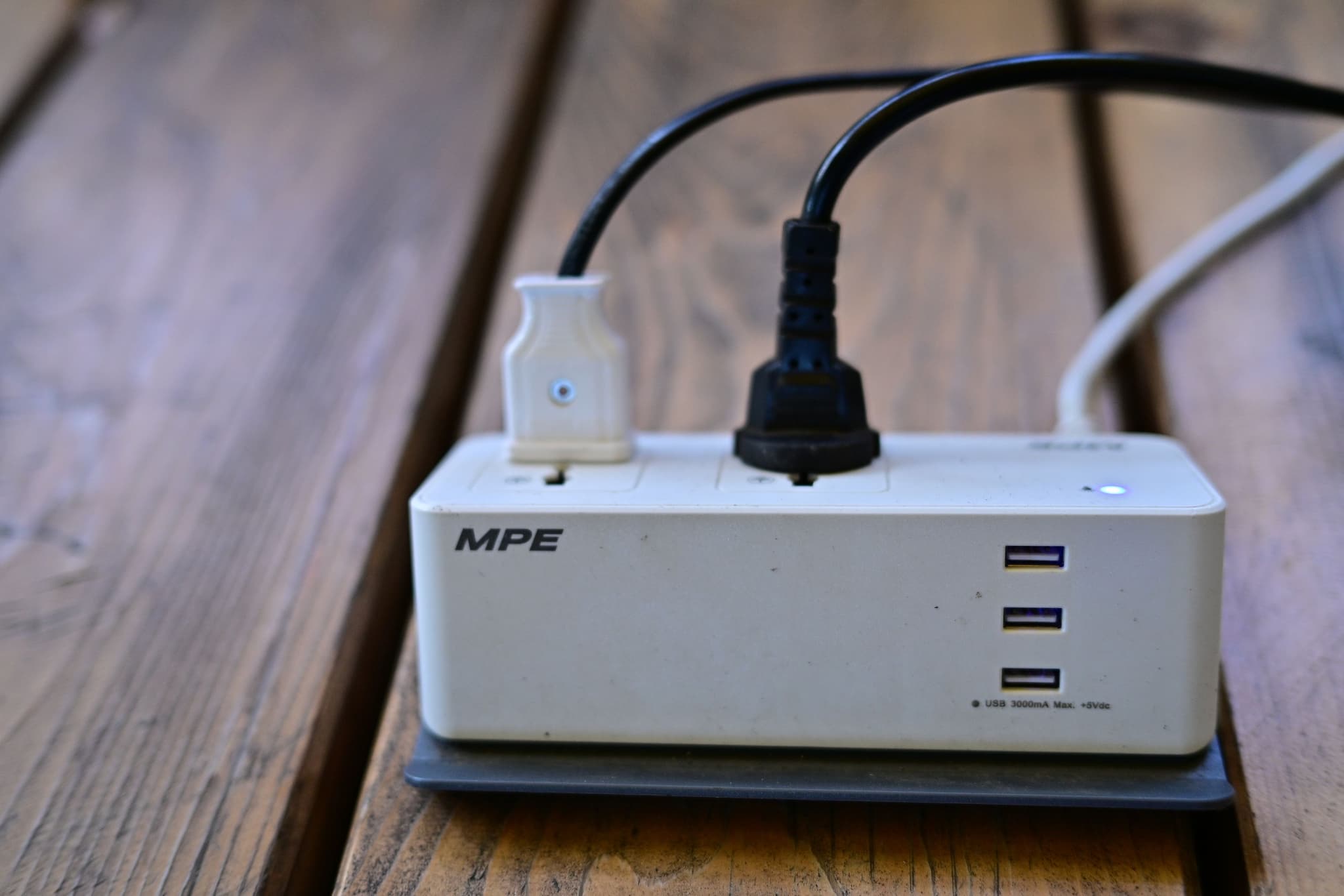 Rallonges et multiprises au travail : éviter la surcharge et le risque d'incendie — article Prévention