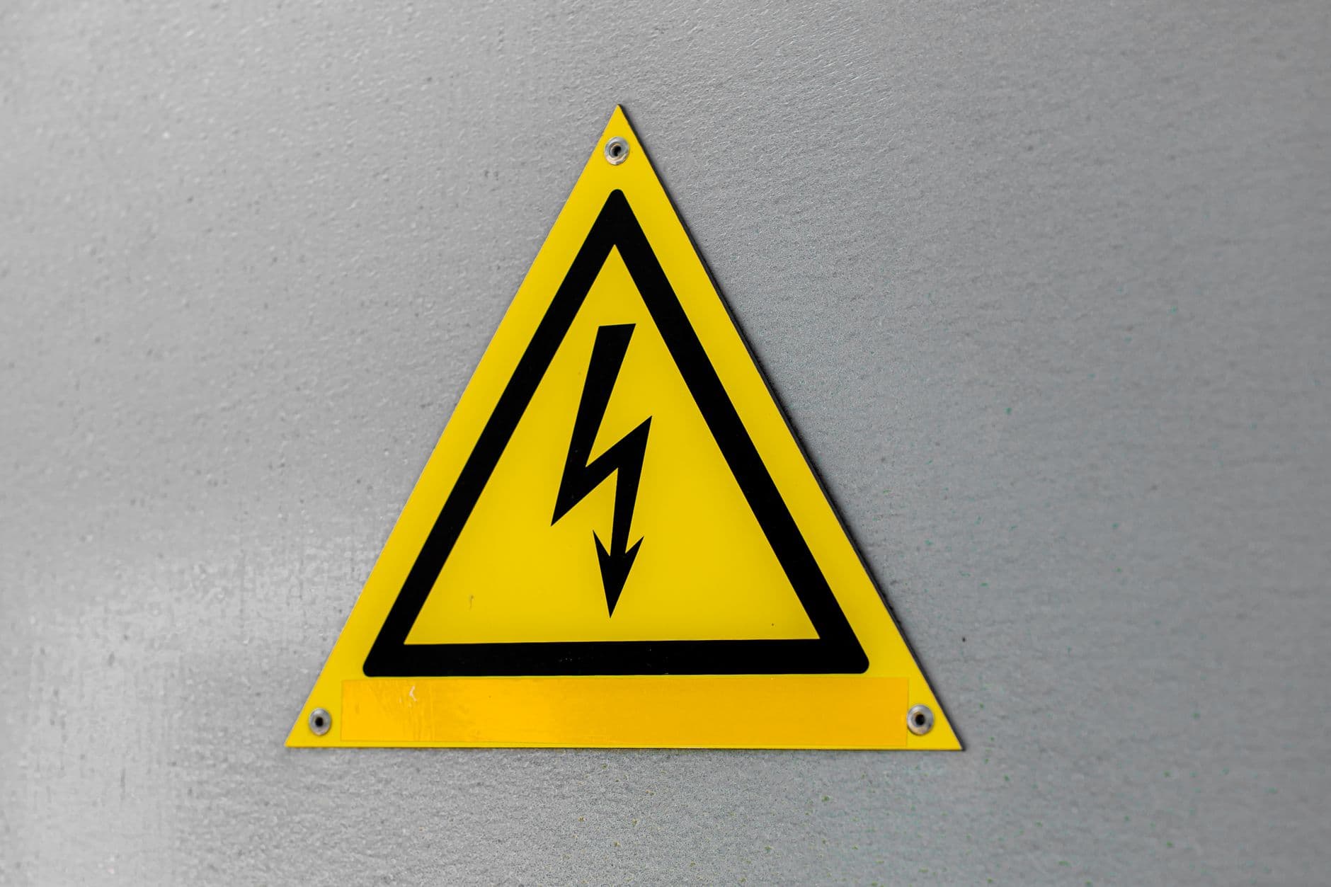 Signalétique de sécurité en entreprise : panneaux obligatoires, couleurs et règles de placement