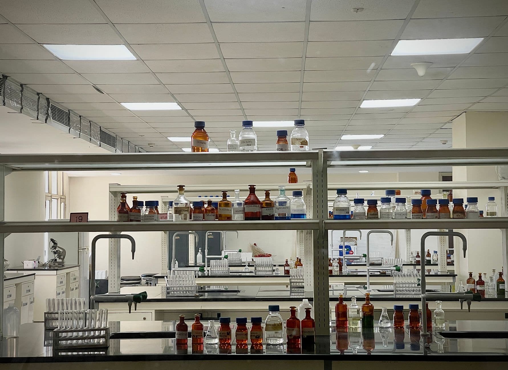 Stockage des produits chimiques : incompatibilités, rétention et armoires de sécurité