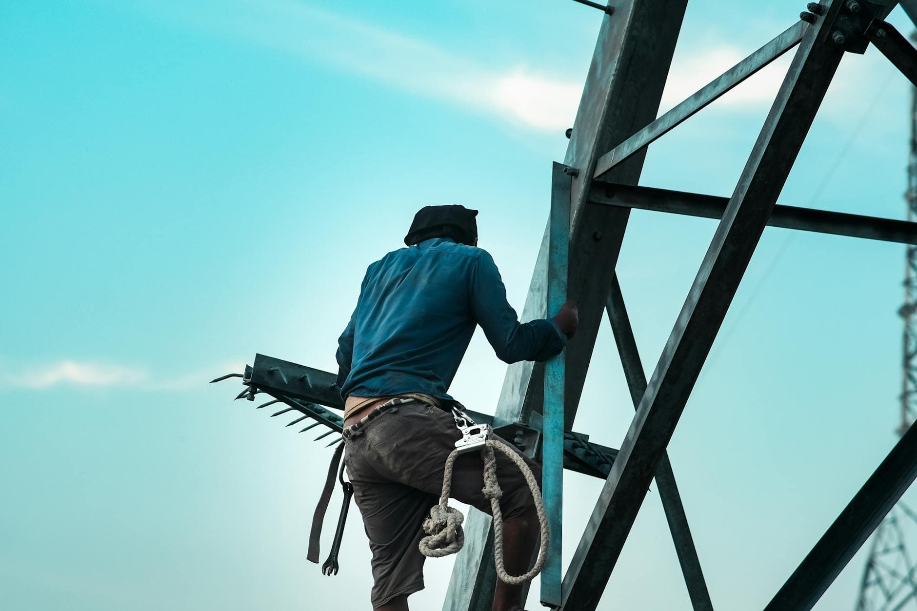 Travail en hauteur : prévenir les chutes et organiser les protections