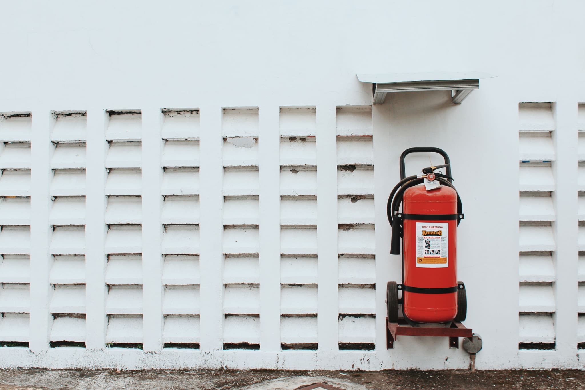 Vêtements en feu au travail : arrêter, coucher, étouffer et refroidir