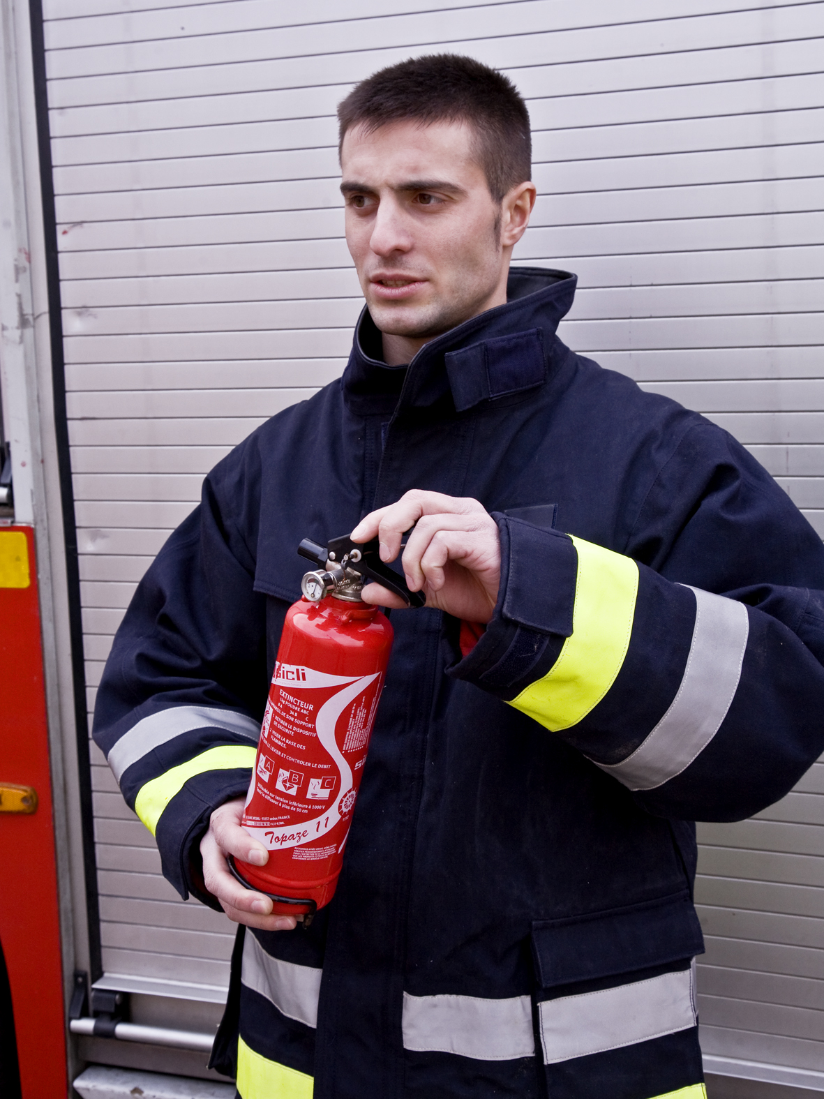Formation incendie - Manipulation extincteur avec un sapeur pompier